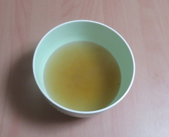 アボカドの皮と種を煮て作った染色液ベージュ