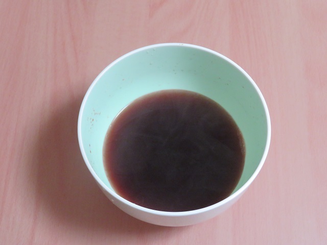 アボカドの皮と種を煮た染色液にクエン酸を加えたもの