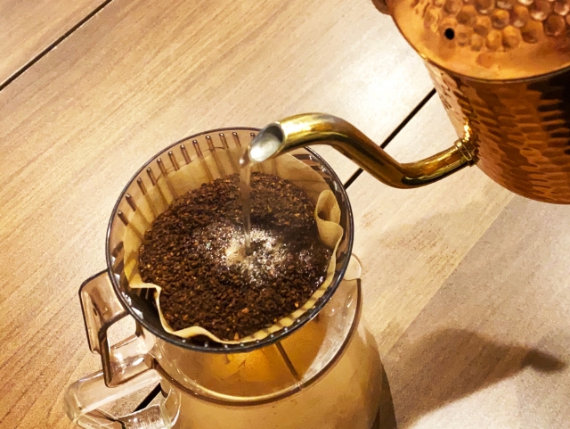 コーヒーをドリップする様子