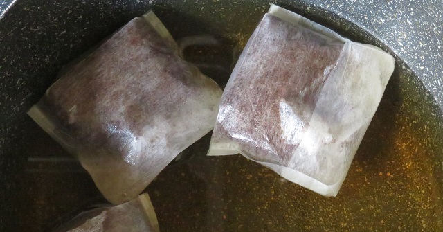 コーヒーかすを煮出して作った草木染用のコーヒー液