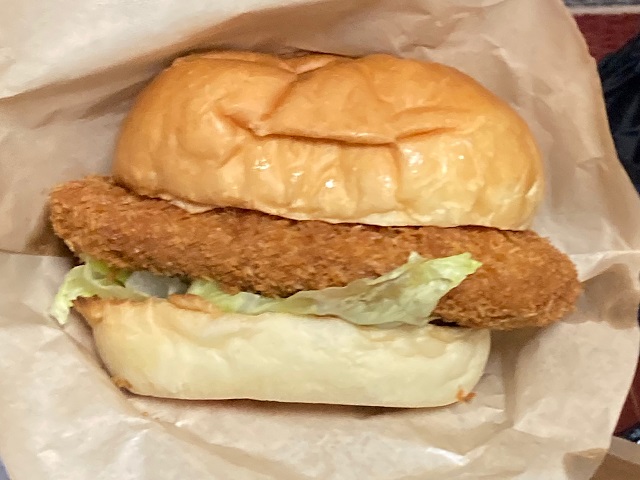 ドリプラチェリービーンズバーガーの黒はんぺんフライバーガー