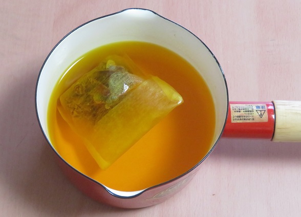 乾燥くちなしを煮て作った黄色の染色液