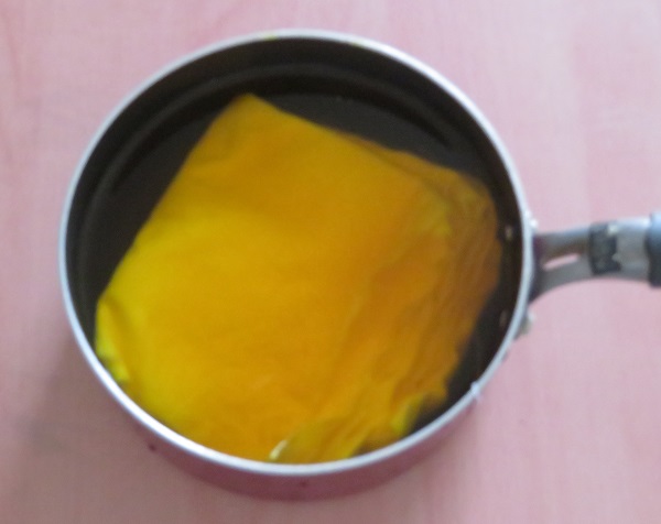くちなしの染液につけたハンカチ