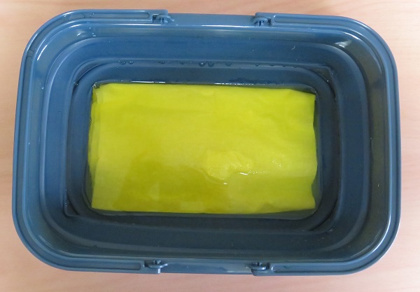 くちなし染めの媒染作業