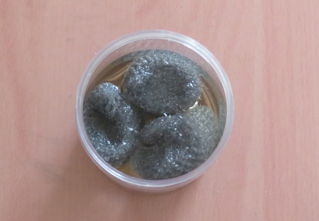 酢水につけたスチールウール