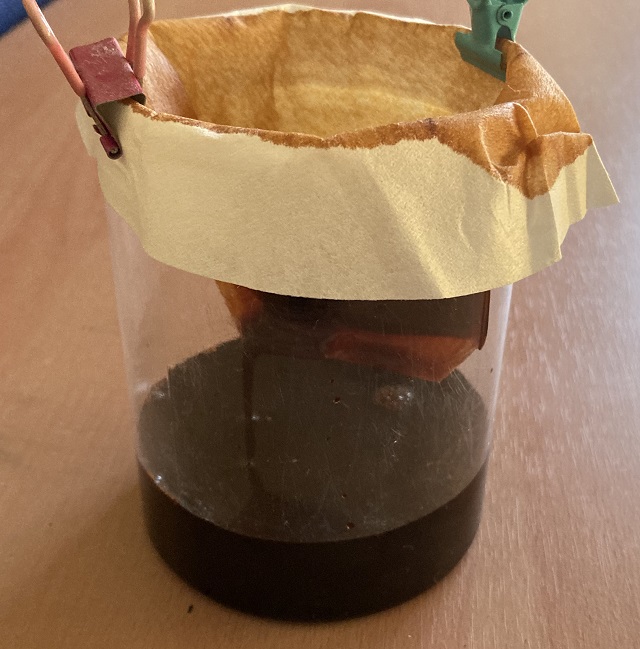 鉄媒染液をコーヒーフィルターで漉している様子